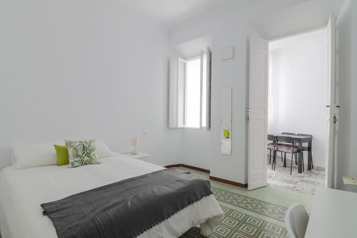 C11 - Cosy 7 Bedrooms In Plaza Merced Malaga Bagian luar foto